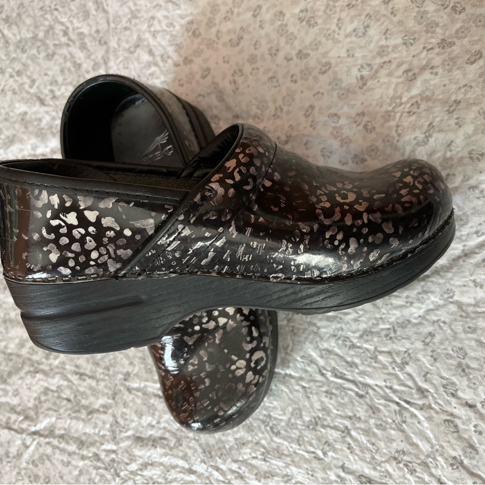 DANSKO Women's Professional Speckled Metallic Black Silver Patent Clogs Euro 38